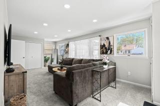 Lovely Updated 3 BR Home w Backyard Sleeps 6 - Royal Oak - 6
