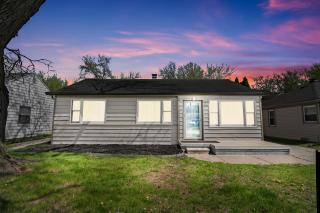 Lovely Updated 3 BR Home w Backyard Sleeps 6 - Royal Oak - 0
