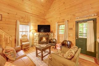 Fire Pit and Porch Warm and Woodsy Rothbury Escape! - Rothbury - 0