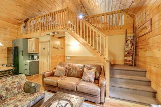 Fire Pit and Porch Warm and Woodsy Rothbury Escape! - Rothbury - 7