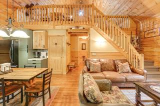 Fire Pit and Porch Warm and Woodsy Rothbury Escape! - Rothbury - 4