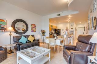 Walk to Galveston Beach Family Condo with Pool - Galveston - 8