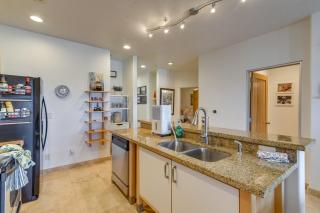 Walk to Galveston Beach Family Condo with Pool - Galveston - 5