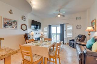 Walk to Galveston Beach Family Condo with Pool - Galveston - 4