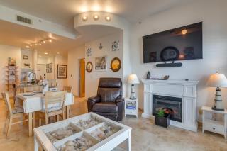 Walk to Galveston Beach Family Condo with Pool - Galveston - 1
