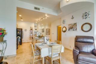 Walk to Galveston Beach Family Condo with Pool - Galveston - 3