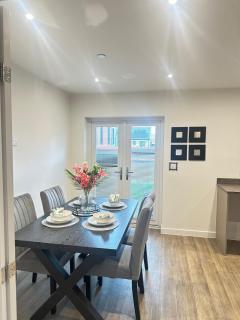 Luxury four bedroom house - Wolverhampton - 4
