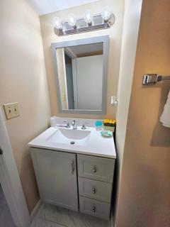 2 queen bed studio w/kitchenette, pool, tiki bar - 3
