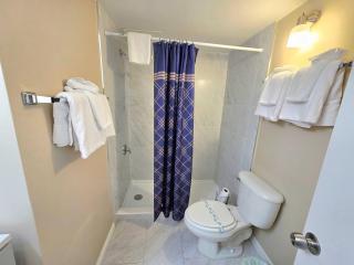 2 queen bed studio w/kitchenette, pool, tiki bar - 5