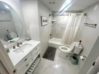 Romantic King Unit w/kitchenette, pool, tiki bar - 3