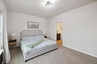 Venice, Large Modern 5BRMs, 2 Living RMs, Parking, Close to Dallas Downtown - 9