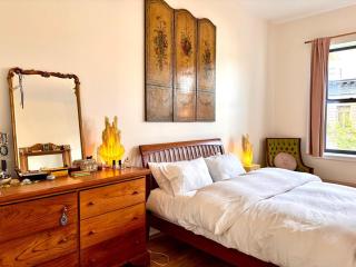 private spacious apartment with 2 bedrooms 2 bathroomss and a deck - New York - 0