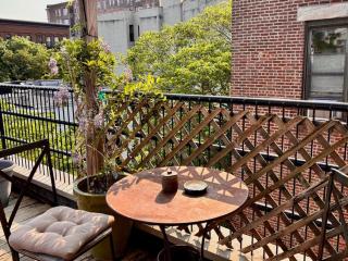 private spacious apartment with 2 bedrooms 2 bathroomss and a deck - New York - 3