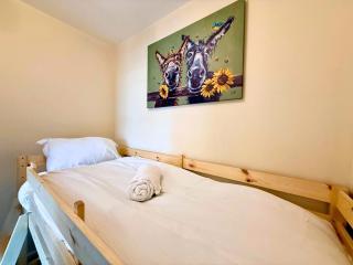 Pool Table 1-Bedroom House, near City Centre and Public Transport, Dog Friendly, Sleeps 5, Free Parking - Heaton - 7