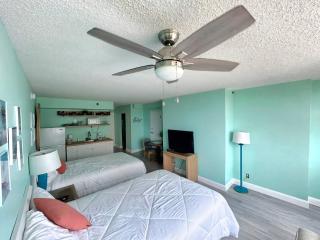 Adjoining studios w/kitchenettes, oceanview, pool - 2