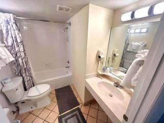 Daytona Oceanside Adjoin studios w/pool, Tiki Bar - 3