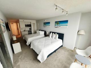 Daytona Oceanside Adjoin studios w/pool, Tiki Bar - 4