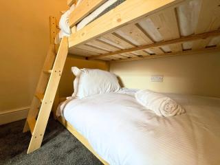 Pool Table 1-Bedroom House, near City Centre and Public Transport, Dog Friendly, Sleeps 5, Free Parking - Heaton - 8