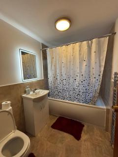 2BR Comfortable Spacious Furnished Property with Parking - Bradenham - 1