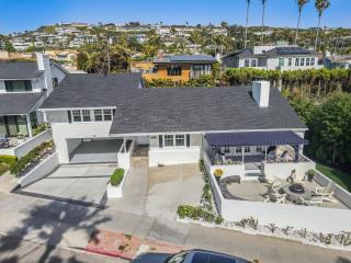 Shores Luxury! Private Hot Tub, Fire Pit, Steps to Beach & Village Life - San Diego - 9