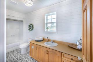 The Bluebird Cottage Lake Front 4bdrms - Holyrood - 2