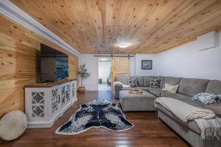 The Bluebird Cottage Lake Front 4bdrms - 8