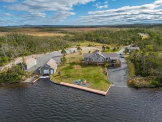 The Bluebird Cottage Lake Front 4bdrms - Holyrood - 6