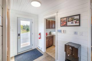 The Bluebird Cottage Lake Front 4bdrms - Holyrood - 4