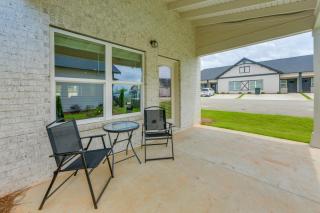 5 Mi to Auburn University Sleek Townhome with Patio - 9