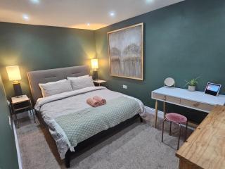 Stylish Ground Floor Apartment - Central Woking with Parking & Private Garden - Woking - 0