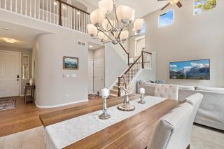 Large home, Fenced in Back Yard, Cathedral Ceiling - 3