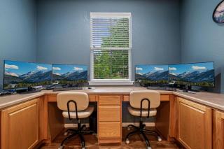 Large home, Fenced in Back Yard, Cathedral Ceiling - 7