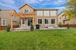 Large home, Fenced in Back Yard, Cathedral Ceiling - 8