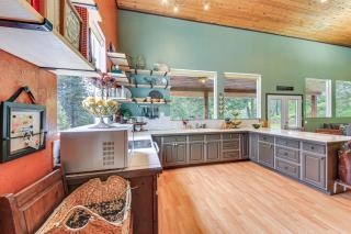 Rustic and Modern Home with Forest Views in Newport! - Newport - 1