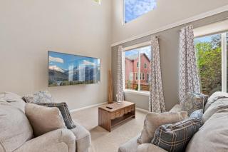 Large home, Fenced in Back Yard, Cathedral Ceiling - 1