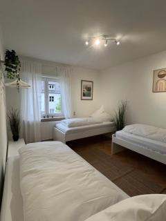 ZORO - 4 Zimmer- Küche - Balkon - 1