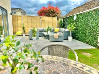 Mudeford, sleeps 9, games room, snug & hot tub! - Burton - 0