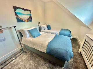 Mudeford, sleeps 9, games room, snug & hot tub! - Burton - 9
