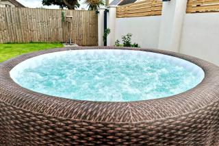 Mudeford, sleeps 9, games room, snug & hot tub! - Burton - 8