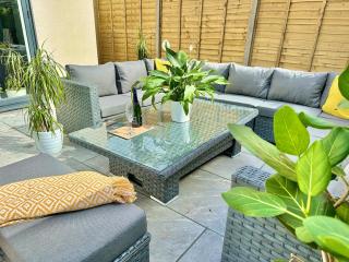 Mudeford, sleeps 9, games room, snug & hot tub! - Burton - 7