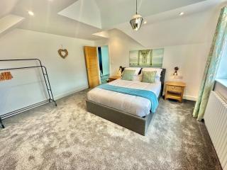 Mudeford, sleeps 9, games room, snug & hot tub! - Burton - 6