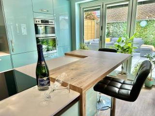 Mudeford, sleeps 9, games room, snug & hot tub! - Burton - 5