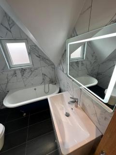 Mudeford, sleeps 9, games room, snug & hot tub! - Burton - 4