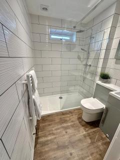 Mudeford, sleeps 9, games room, snug & hot tub! - Burton - 3