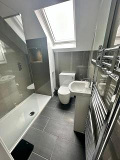 Mudeford, sleeps 9, games room, snug & hot tub! - Burton - 2
