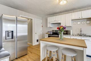 Walk to Downtown Wakefield Haven Near Beaches - South Kingstown - 2