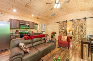 Romantic 1BR Cabin, Hot Tub, Easy Access & Wi-Fi - 2
