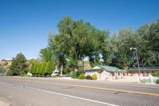 The Park Cabin at Mount Carmel Motel and RV Park - 9
