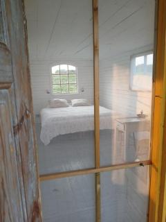 Gula Vagnen på en äng i lantlig miljö - 9