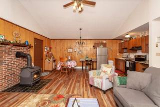 Private w Screened Porch Deck & Pet-Friendly - Luray - 1